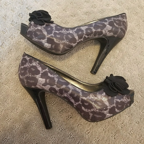 Nine & Co. Shoes - Black Bow Peep Toe Patent Leather Leopard Print